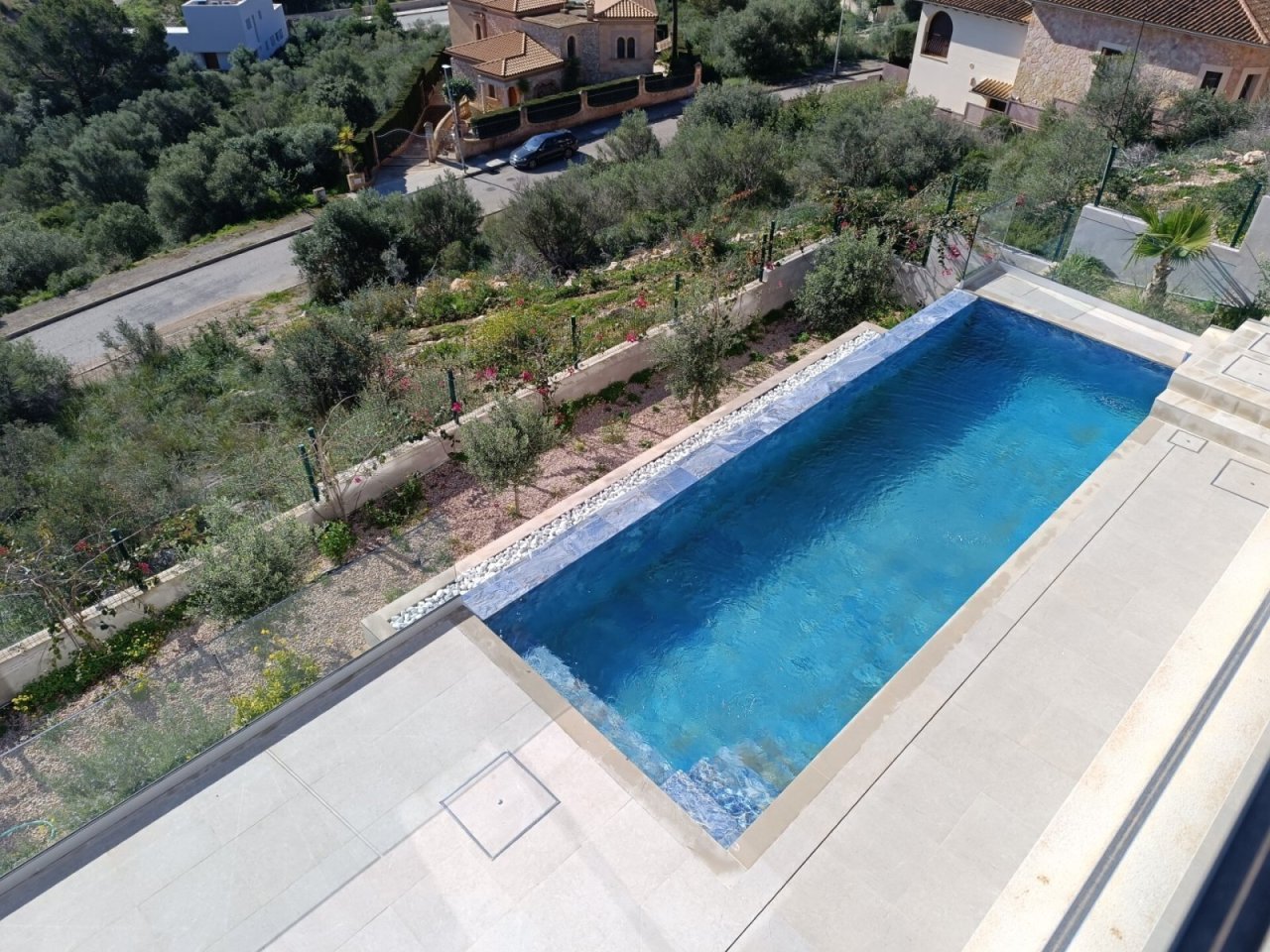 Swimmingpool mit großzügiger Sonnenterrasse und integrierter Gartenlandschaft Swimmingpool mit großzügiger Sonnenterrasse und integrierter Gartenlandschaft