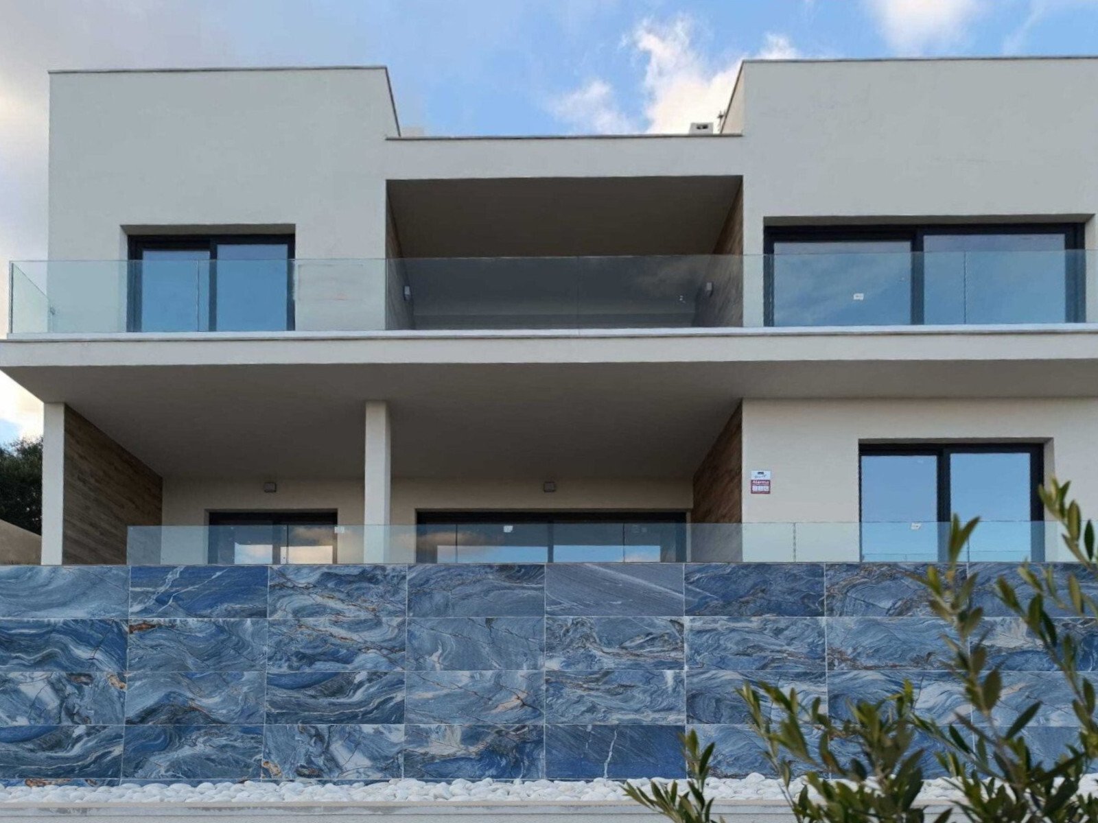 Modernes Architektur-Highlight mit durchdachter Fassadengliederung und großflächigen Verglasungen Modernes Architektur-Highlight mit durchdachter Fassadengliederung und großflächigen Verglasungen