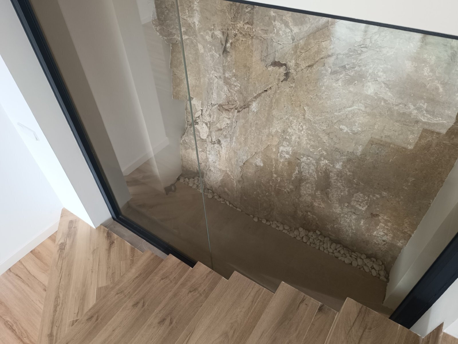Moderner Treppenaufgang mit Glasgeländer – Elegante Verbindung zwischen Ebenen Moderner Treppenaufgang mit Glasgeländer – Elegante Verbindung zwischen Ebenen
