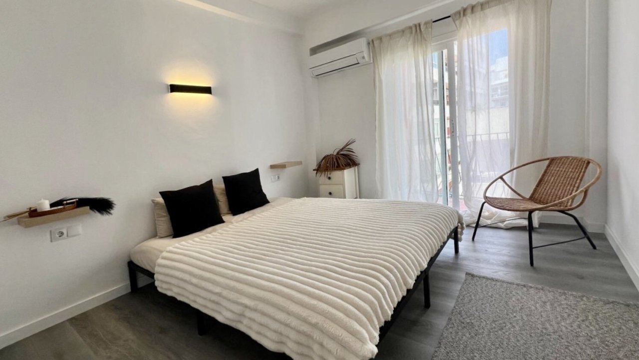 Helles Schlafzimmer mit direktem Balkonzugang und klimatisierter Wohnatmosphäre Helles Schlafzimmer mit direktem Balkonzugang und klimatisierter Wohnatmosphäre