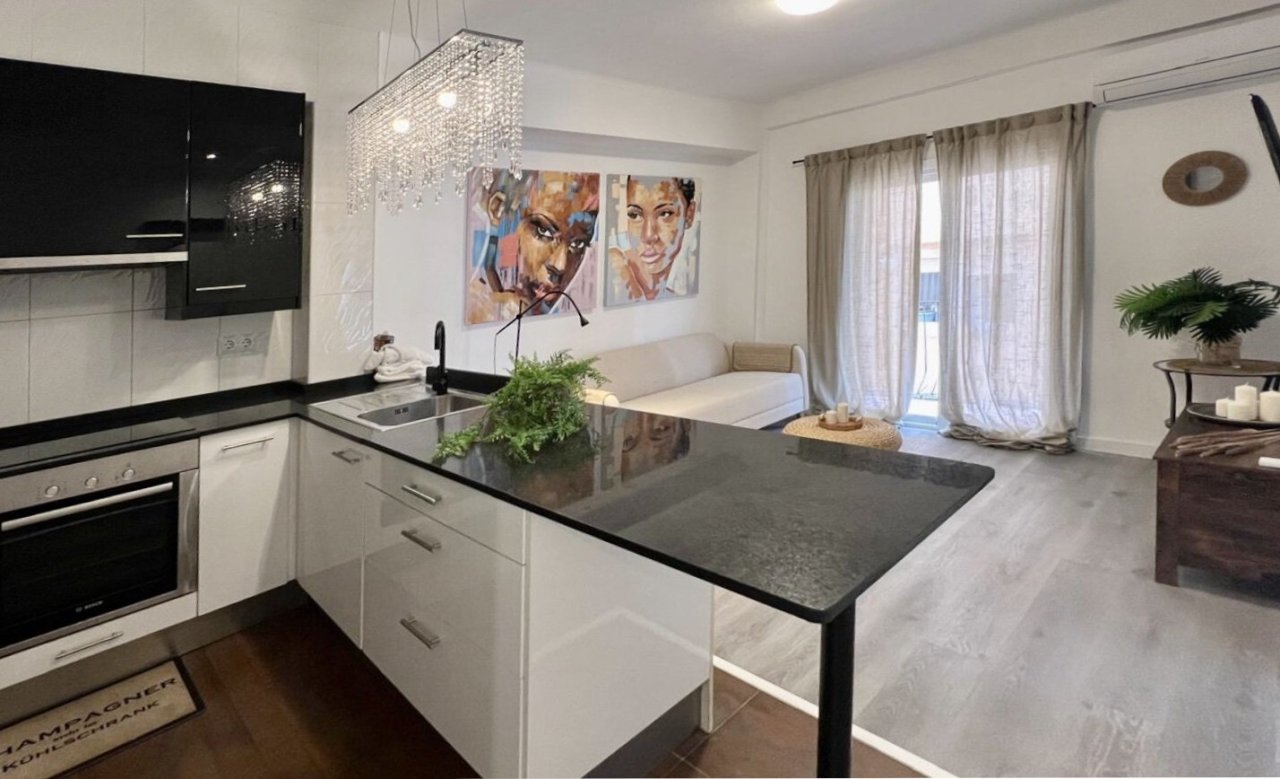 Moderne Küche mit zentraler Kochinsel und direktem Wohnzugang Moderne Küche mit zentraler Kochinsel und direktem Wohnzugang