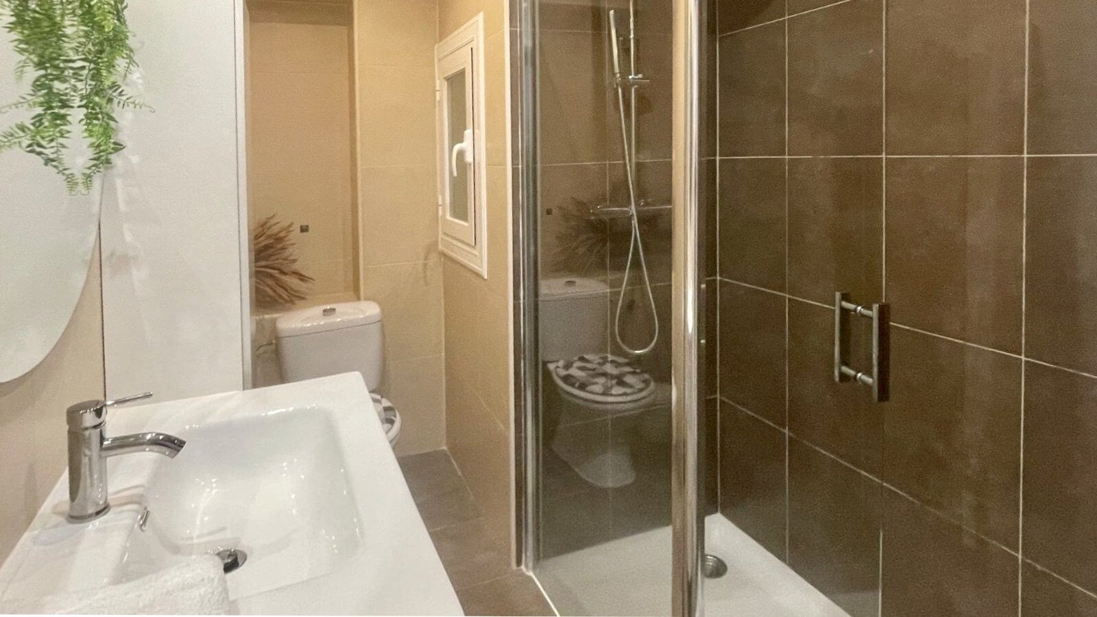 Modernes Badezimmer mit begehbarer Dusche und separatem WC-Bereich Modernes Badezimmer mit begehbarer Dusche und separatem WC-Bereich
