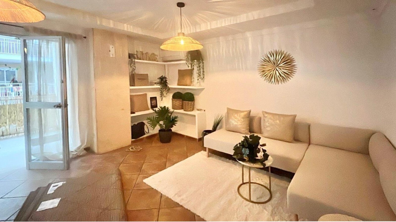 Helles Wohnzimmer mit praktischer Eckablage und Zugang zur Terrasse