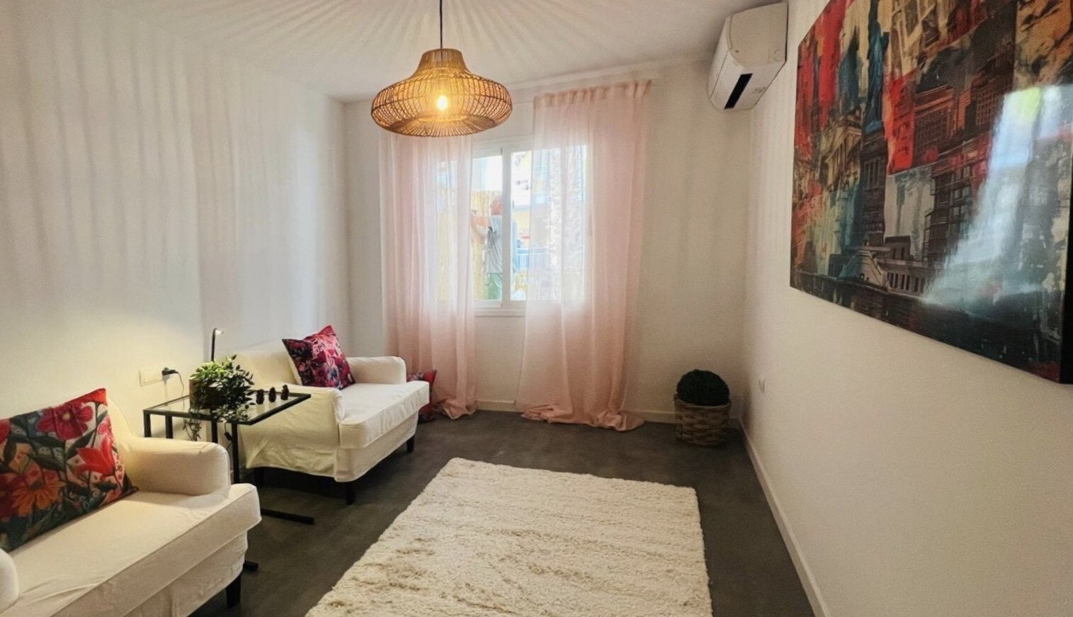Wohnzimmer mit Klimaanlage und großflächigen Fenstern für optimale Helligkeit