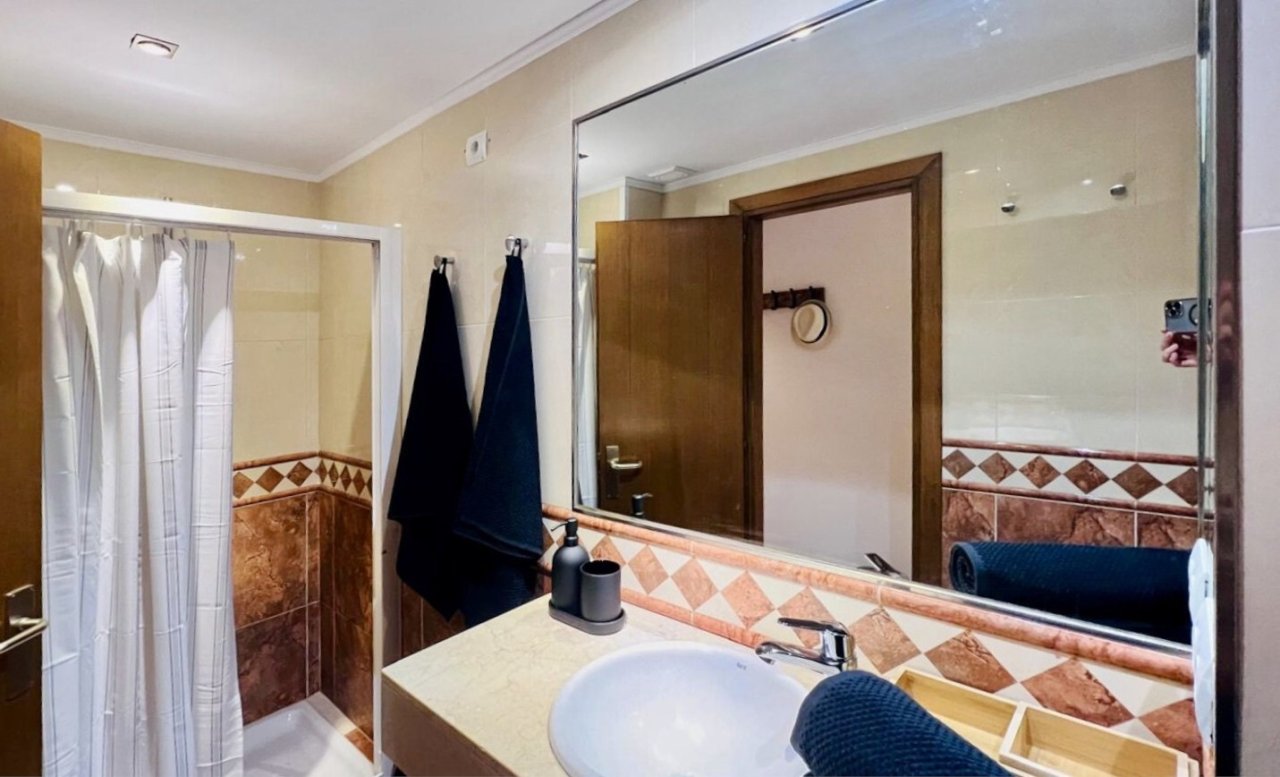 Modernes Badezimmer mit geräumigem Waschtisch und separater Duschkabine