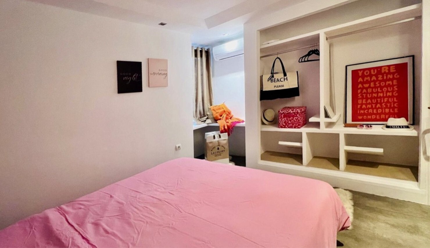 Schlafzimmer mit begehbarem Ankleidezimmer und integriertem Spiegelsystem