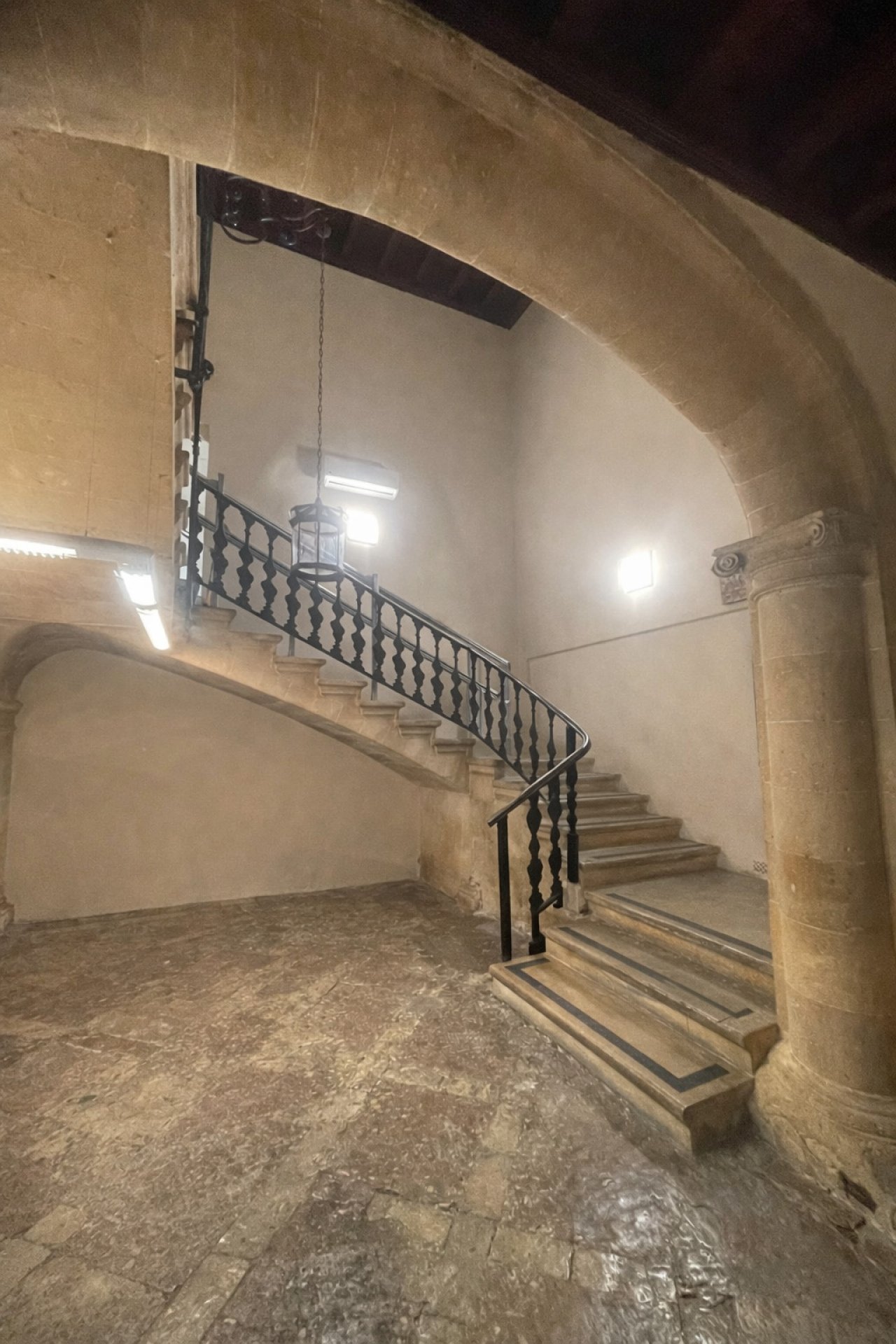 Repräsentatives Treppenhaus mit eleganter Balustrade und hohen Decken