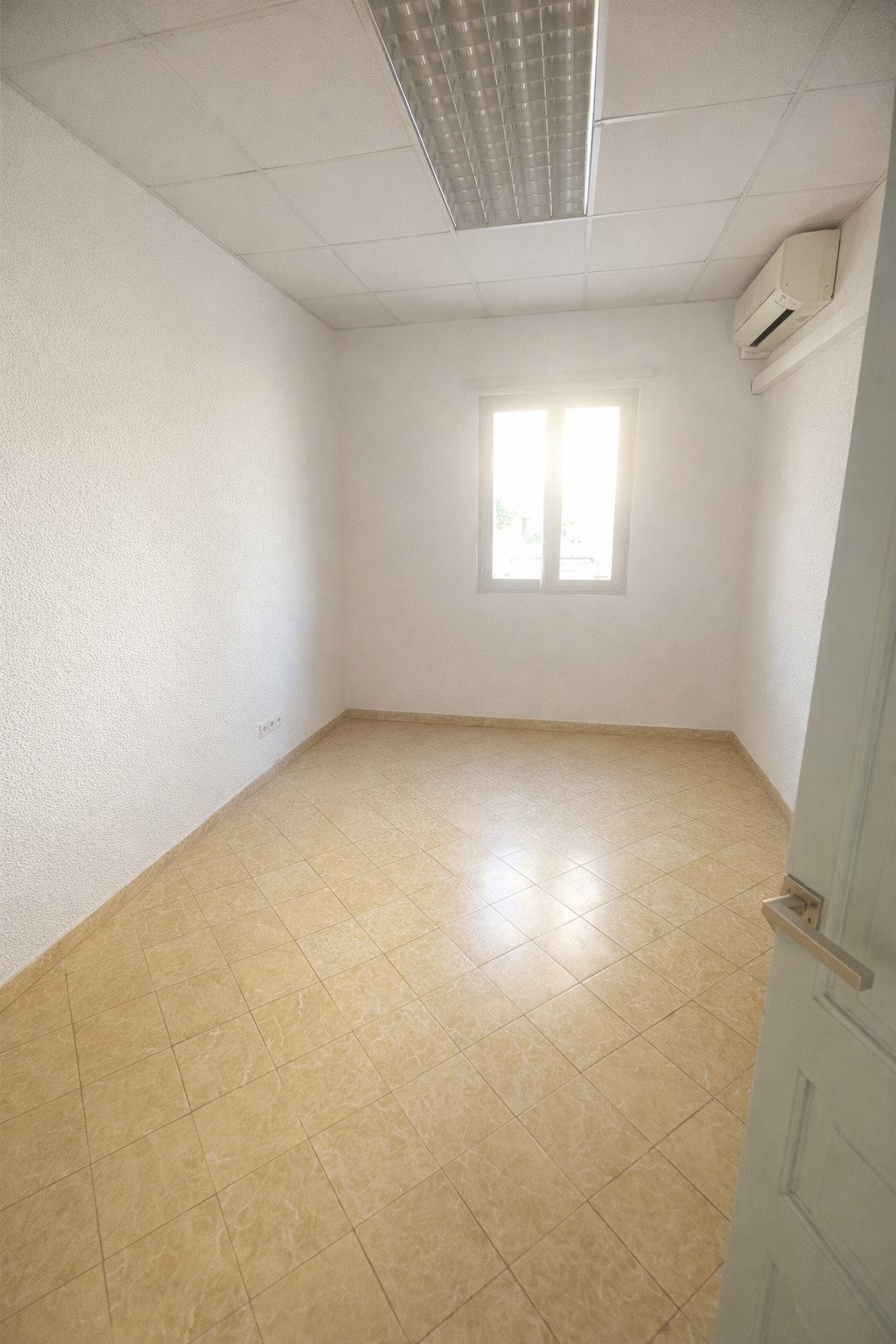 Helles Büro mit optimaler Fensterbeleuchtung und moderner Klimatechnik