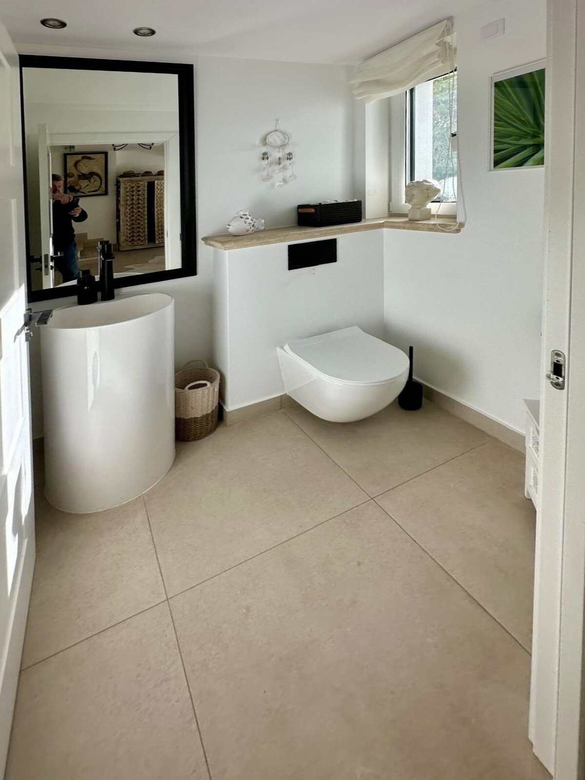 Modernes Badezimmer mit separatem WC-Bereich, großzügiger Waschtischzone und praktischer Fensterablage – optimale Funktionalität auf kompaktem Raum Modernes Badezimmer mit separatem WC-Bereich, großzügiger Waschtischzone und praktischer Fensterablage – optimale Funktionalität auf kompaktem Raum