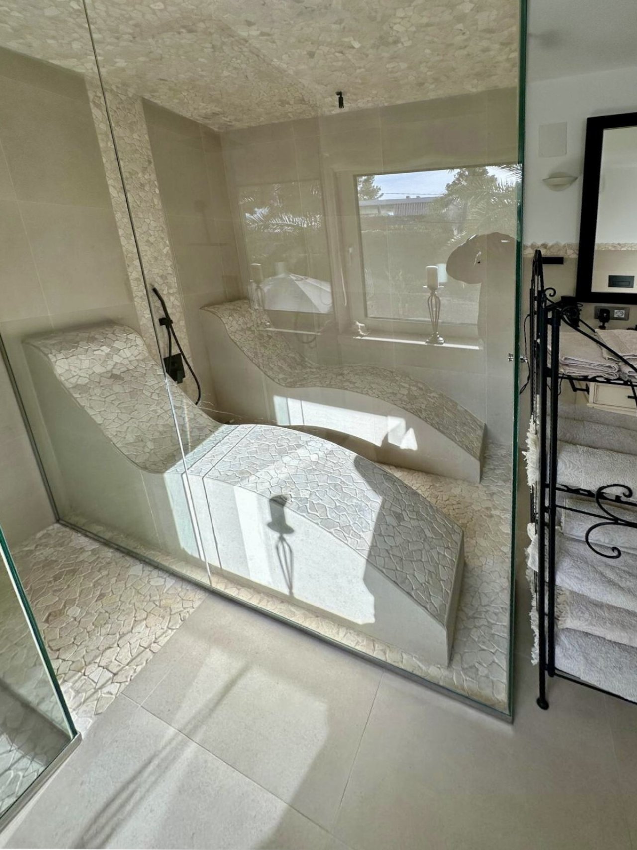 Luxuriöses Badezimmer mit begehbarer Dusche, Badewanne und Panoramafenstern – Wellness-Oase mit Ausblick Luxuriöses Badezimmer mit begehbarer Dusche, Badewanne und Panoramafenstern – Wellness-Oase mit Ausblick