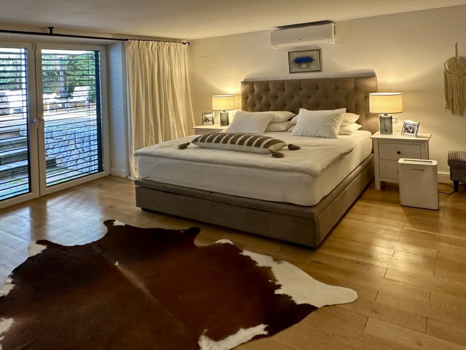 Hauptschlafzimmer mit Terrassenzugang, Klimaanlage und großflächiger Verglasung – Komfort und Licht vereint Hauptschlafzimmer mit Terrassenzugang, Klimaanlage und großflächiger Verglasung – Komfort und Licht vereint