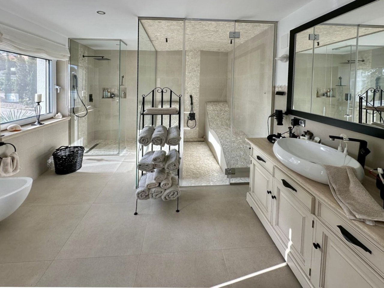 Spa-inspiriertes Badezimmer mit begehbarer Dusche, freistehender Badewanne und großflächigen Spiegeln – Wellness im eigenen Zuhause Spa-inspiriertes Badezimmer mit begehbarer Dusche, freistehender Badewanne und großflächigen Spiegeln – Wellness im eigenen Zuhause