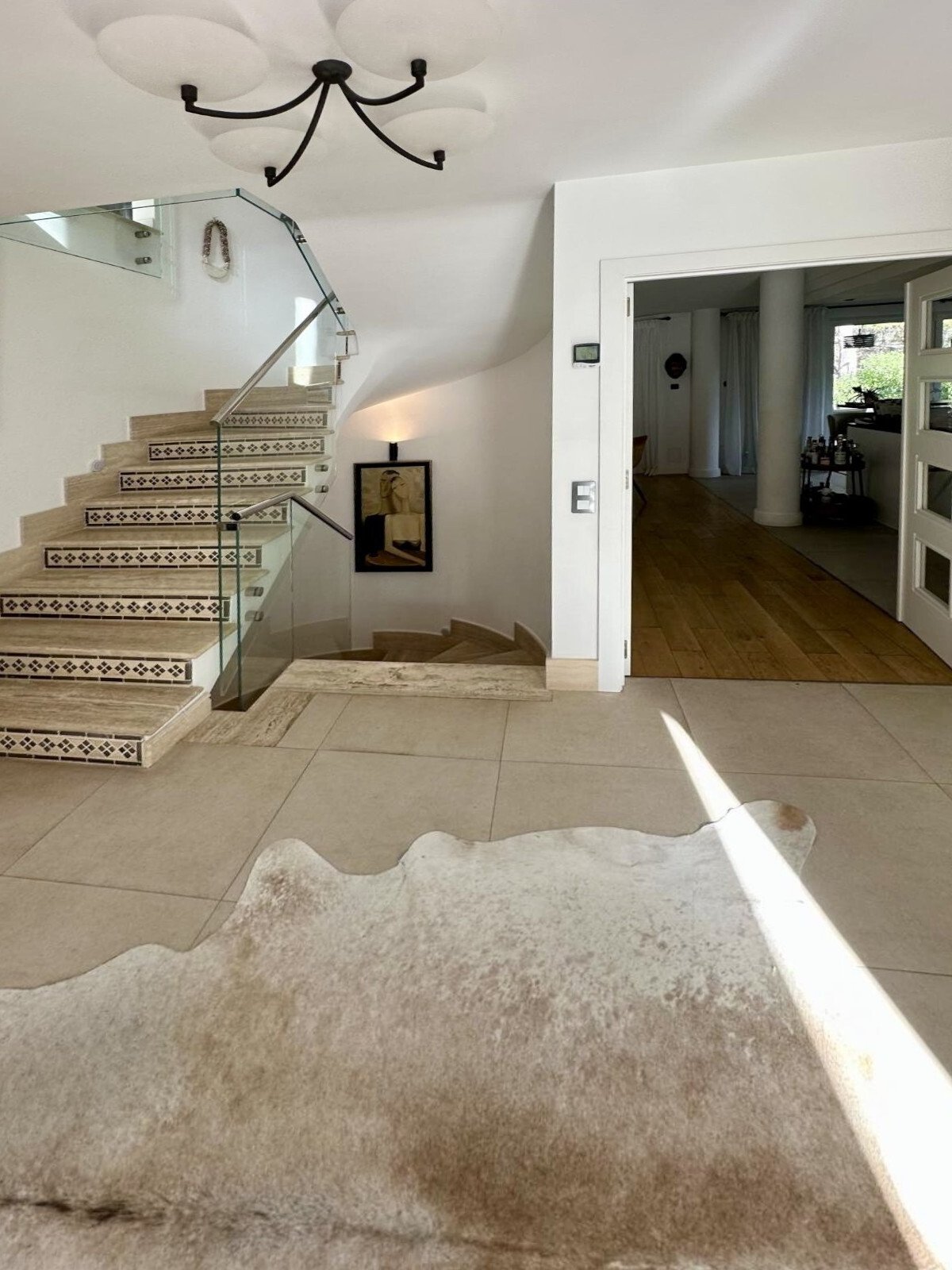 Elegante Treppenhalle mit Glasgeländer und offener Raumstruktur – repräsentatives Herzstück mit optimaler Lichtwirkung Elegante Treppenhalle mit Glasgeländer und offener Raumstruktur – repräsentatives Herzstück mit optimaler Lichtwirkung