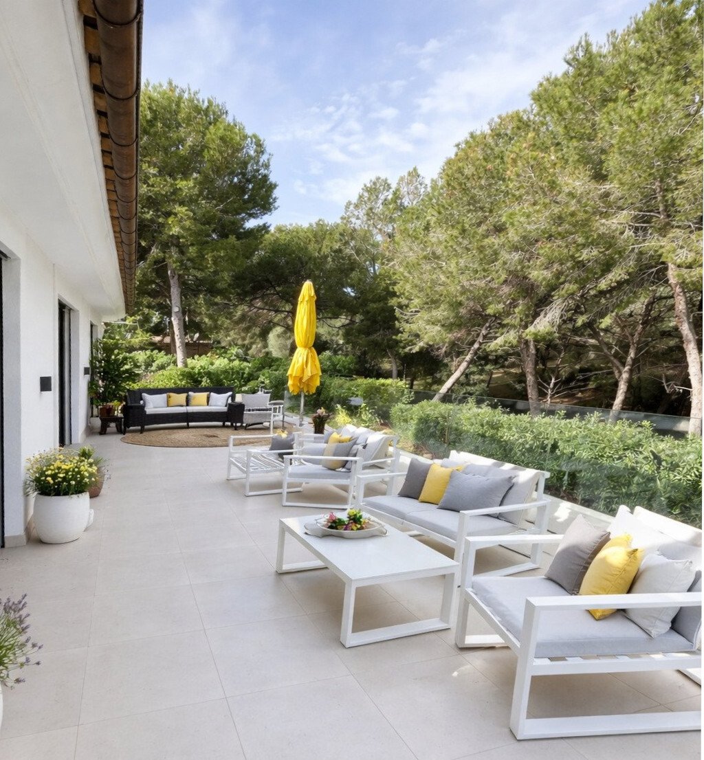 Terrassenbereich mit mehreren Funktionszonen – harmonische Aufteilung für Entspannung und Unterhaltung Terrassenbereich mit mehreren Funktionszonen – harmonische Aufteilung für Entspannung und Unterhaltung