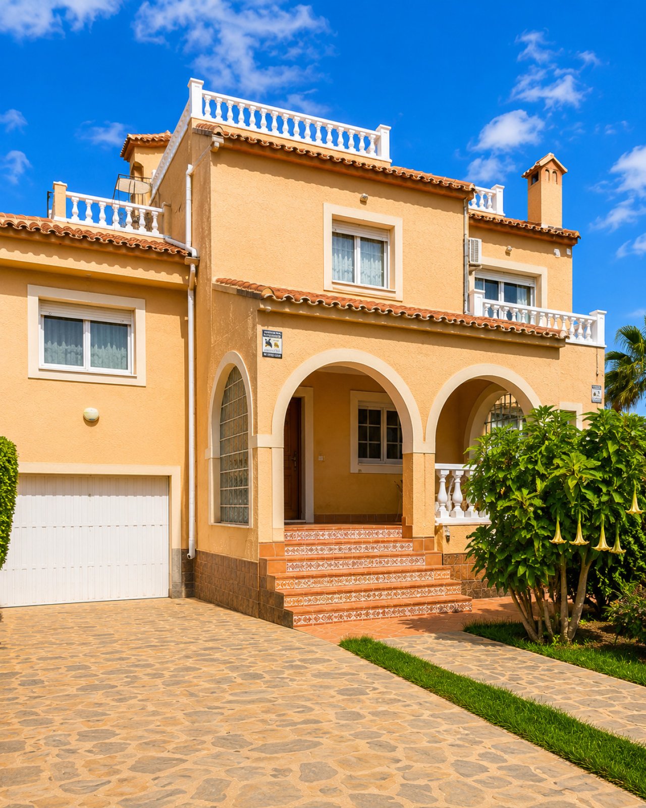 Mediterrane Fassade mit charaktervollen Rundbogenarkaden und eleganter Balustradenkrönung Mediterrane Fassade mit charaktervollen Rundbogenarkaden und eleganter Balustradenkrönung
