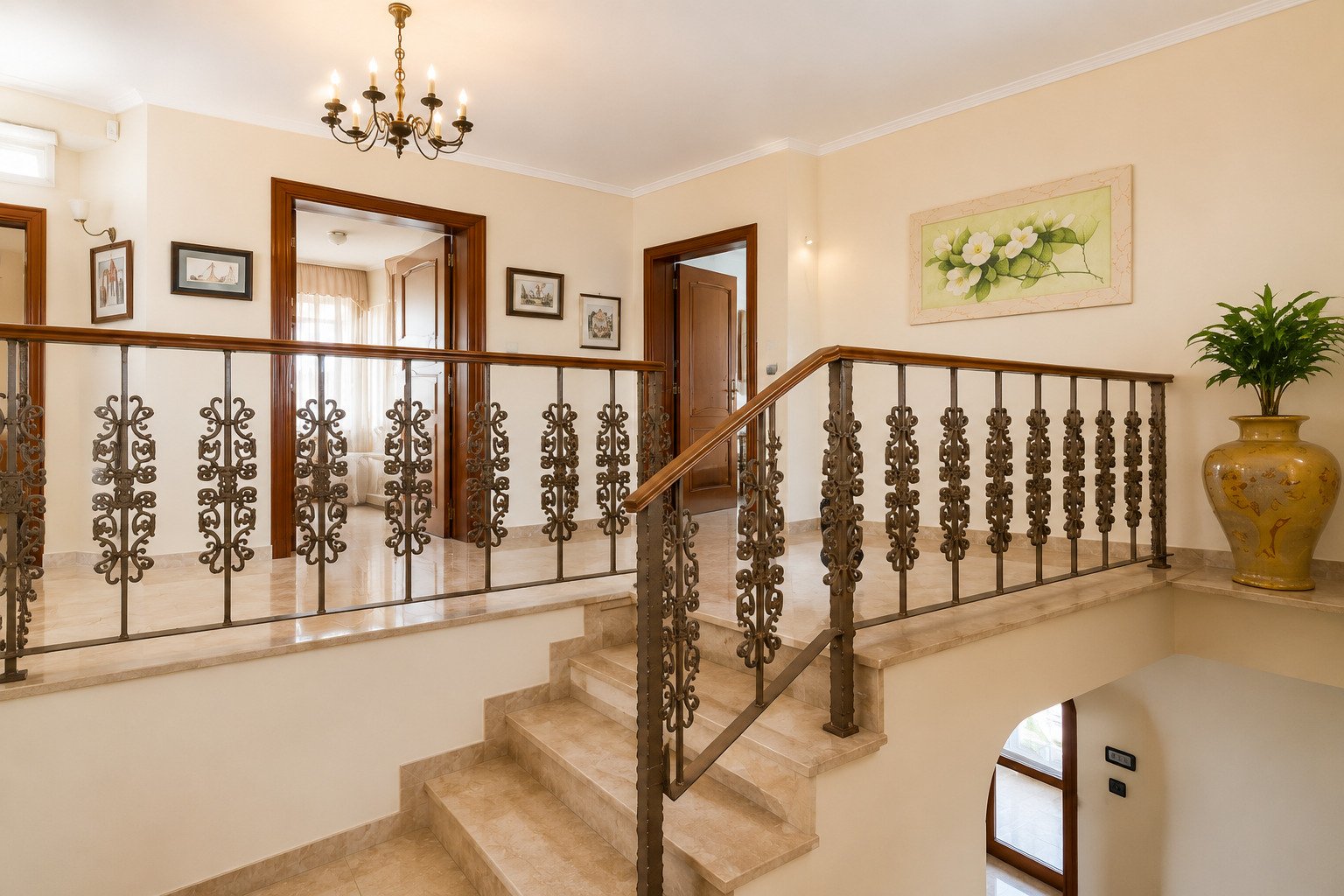 Repräsentativer Treppenaufgang mit kunstvoller Metallbalustrade und eleganten Raumproportionen Repräsentativer Treppenaufgang mit kunstvoller Metallbalustrade und eleganten Raumproportionen