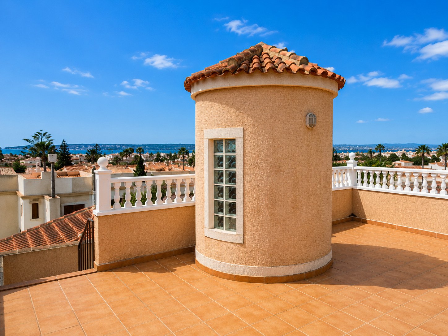 Dachterrasse mit Meerblick und eleganter Rundstruktur Dachterrasse mit Meerblick und eleganter Rundstruktur