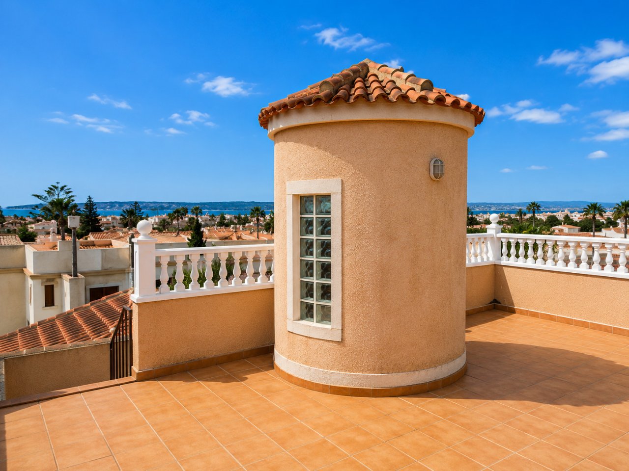 Dachterrasse mit Meerblick und eleganter Rundstruktur Dachterrasse mit Meerblick und eleganter Rundstruktur