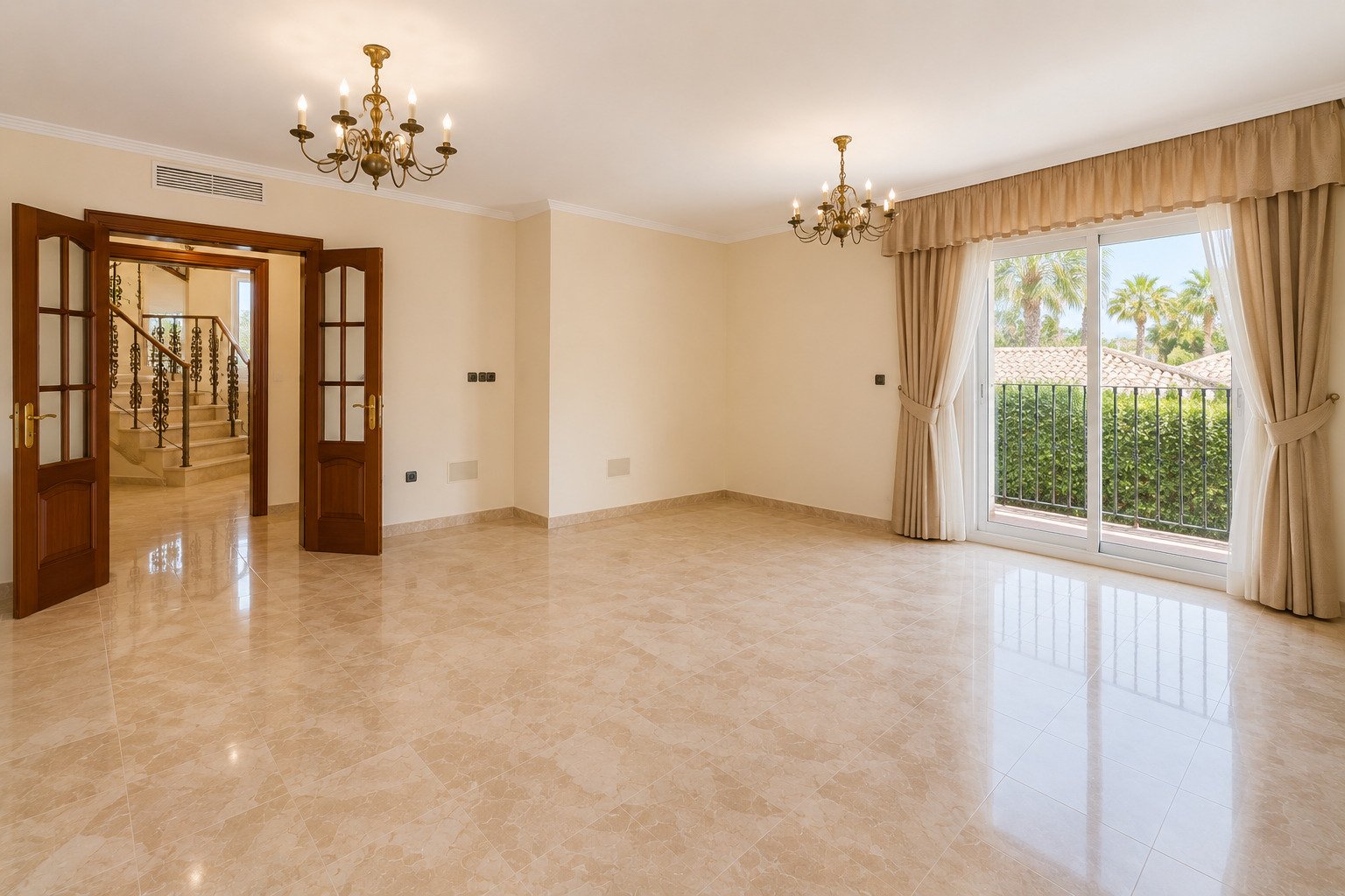 Repräsentativer Wohnbereich mit eleganten Flügeltüren und großflächigen Terrassenzugängen Repräsentativer Wohnbereich mit eleganten Flügeltüren und großflächigen Terrassenzugängen