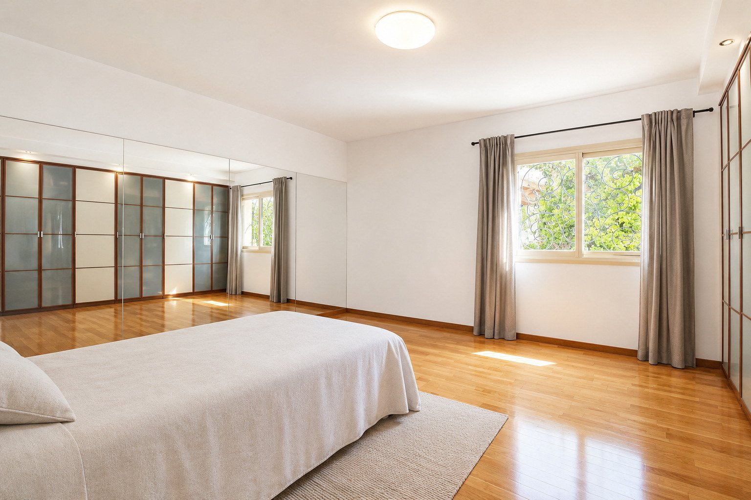 Geräumiges Hauptschlafzimmer mit begehbarem Ankleidezimmer und großflächigen Spiegelschiebetüren Geräumiges Hauptschlafzimmer mit begehbarem Ankleidezimmer und großflächigen Spiegelschiebetüren