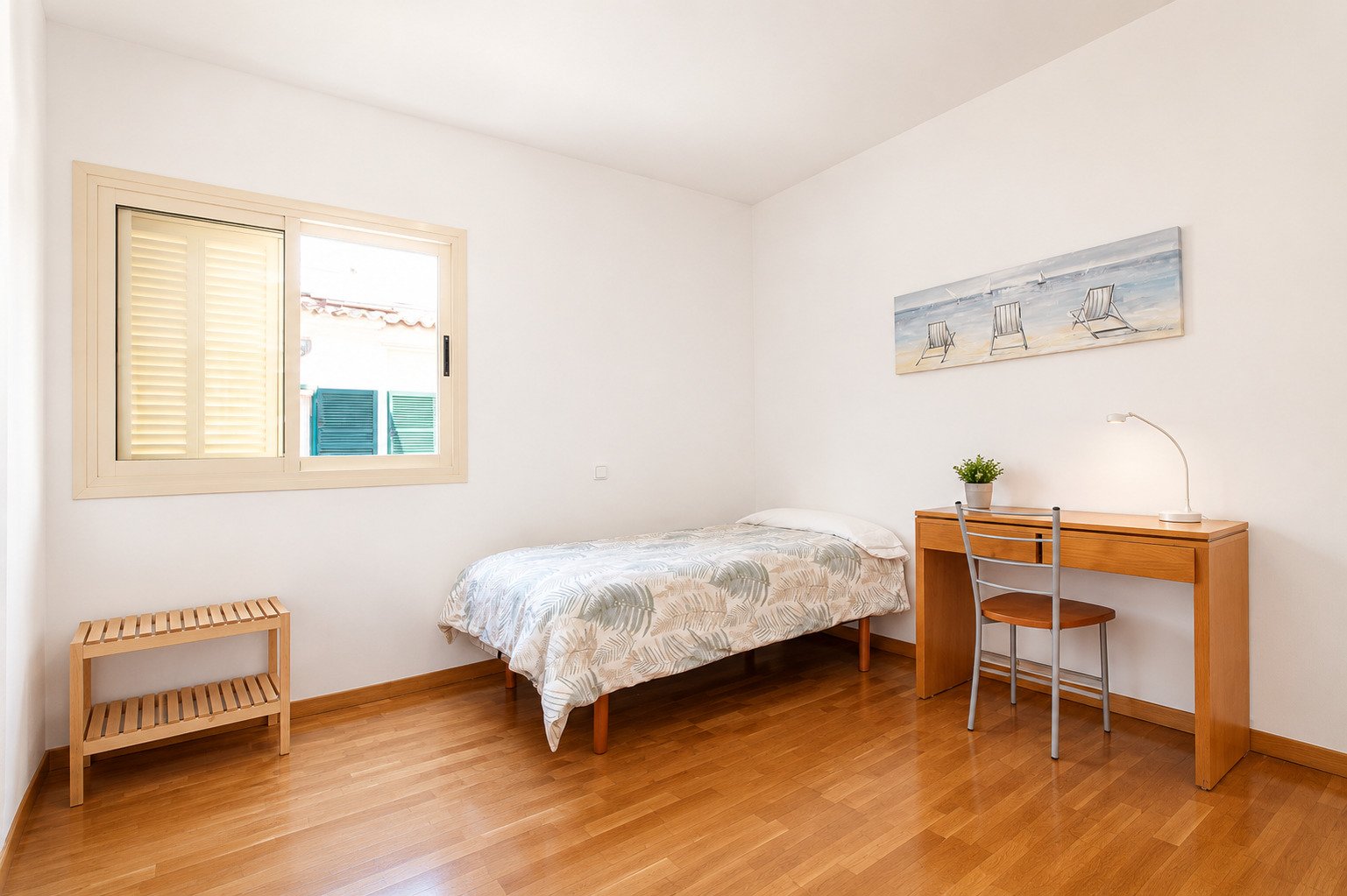 Helles Gästezimmer mit Parkettboden und großem Fenster zur natürlichen Belichtung Helles Gästezimmer mit Parkettboden und großem Fenster zur natürlichen Belichtung