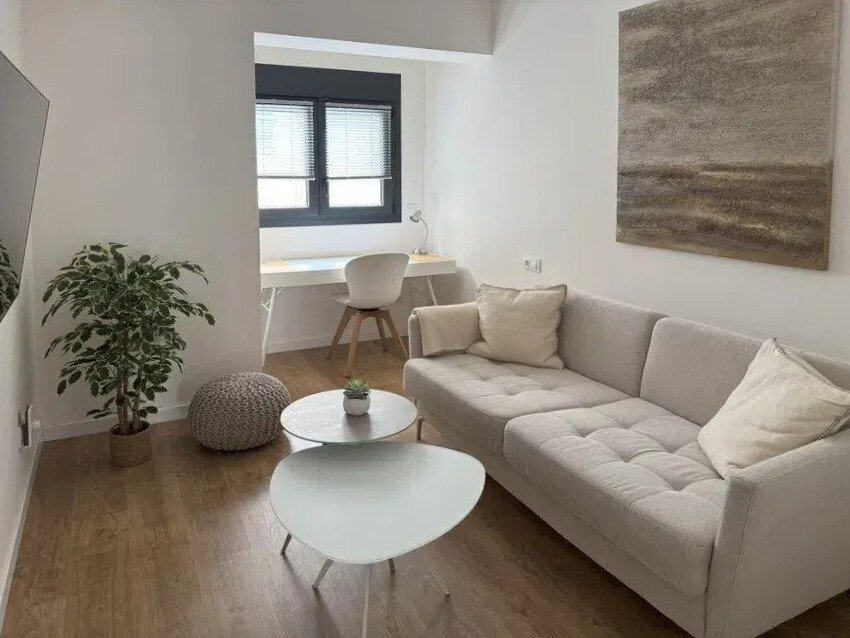 Wohn- und Arbeitsbereich mit intelligenter Raumaufteilung und Fensterplatz