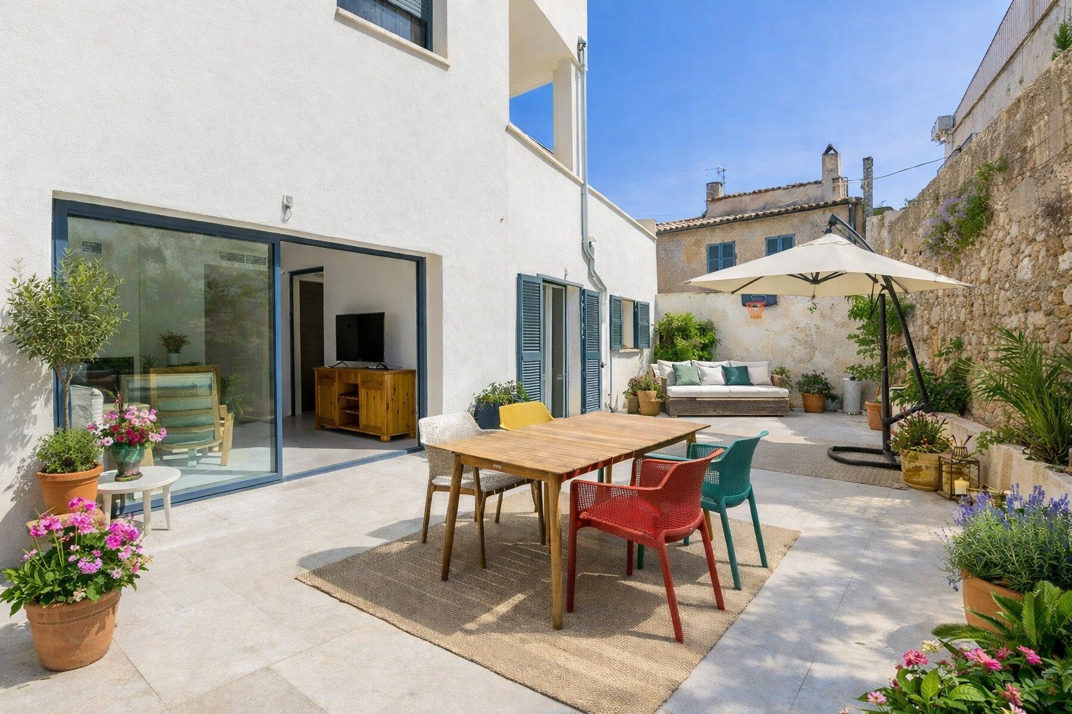 Nahtlose Verbindung von Innen- und Außenraum – Großflächige Schiebeverglasungen öffnen die Wohnbereiche zur Terrasse Nahtlose Verbindung von Innen- und Außenraum – Großflächige Schiebeverglasungen öffnen die Wohnbereiche zur Terrasse