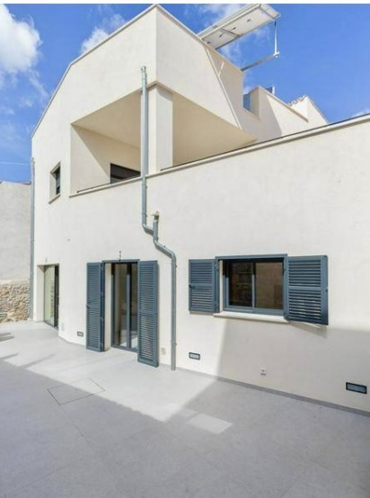 Moderne Architektur mit großzügiger Terrasse und durchdachtem Raumkonzept Moderne Architektur mit großzügiger Terrasse und durchdachtem Raumkonzept