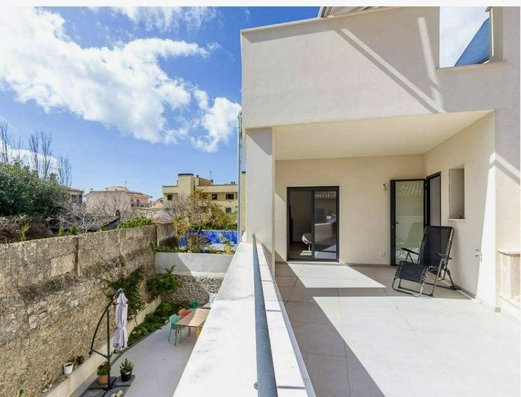 Überdachte Terrasse mit direktem Wohnzugang und modernem Schutzgeländer Überdachte Terrasse mit direktem Wohnzugang und modernem Schutzgeländer