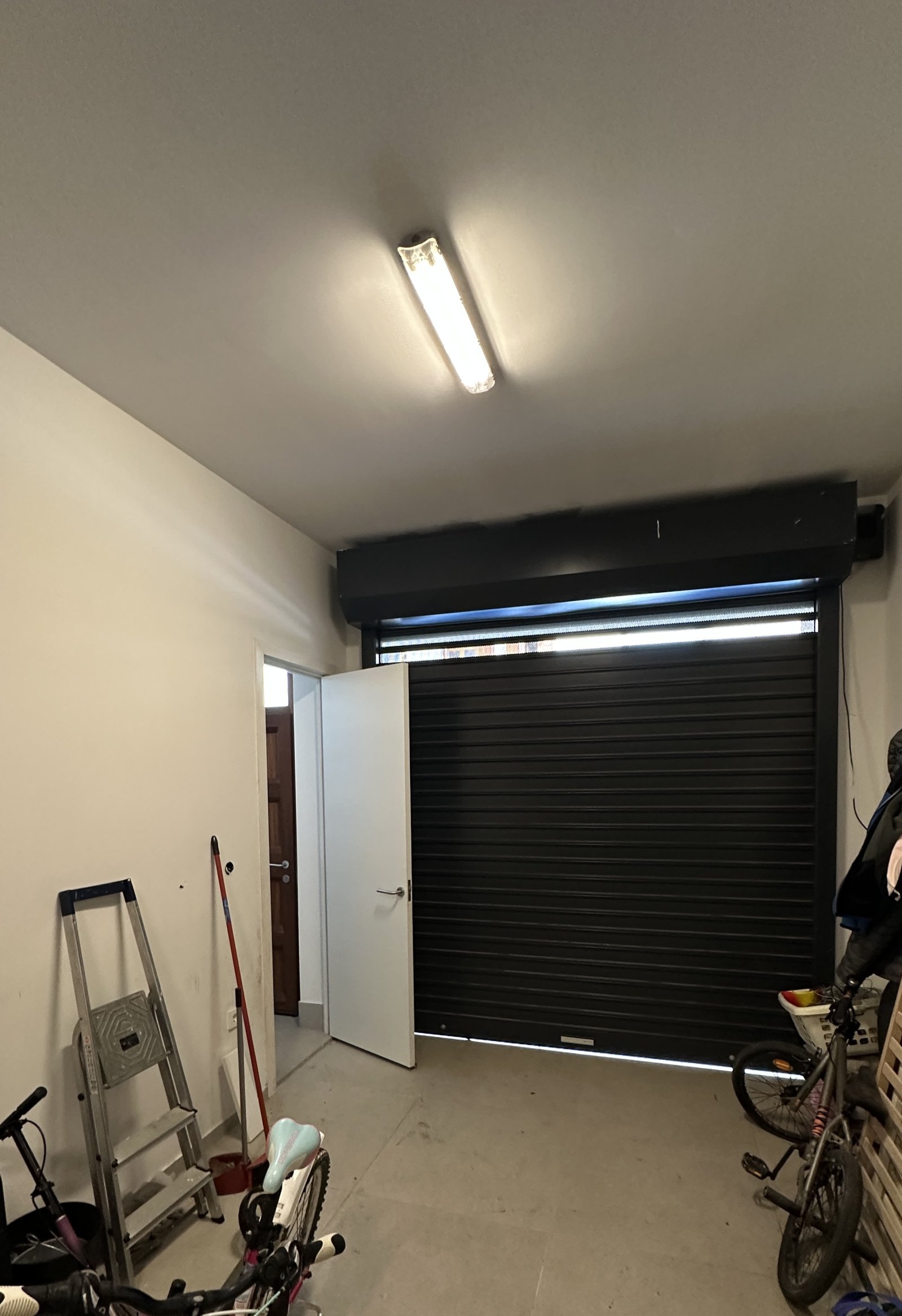 Funktionale Garage mit elektrischem Rolltor und praktischer Raumaufteilung Funktionale Garage mit elektrischem Rolltor und praktischer Raumaufteilung