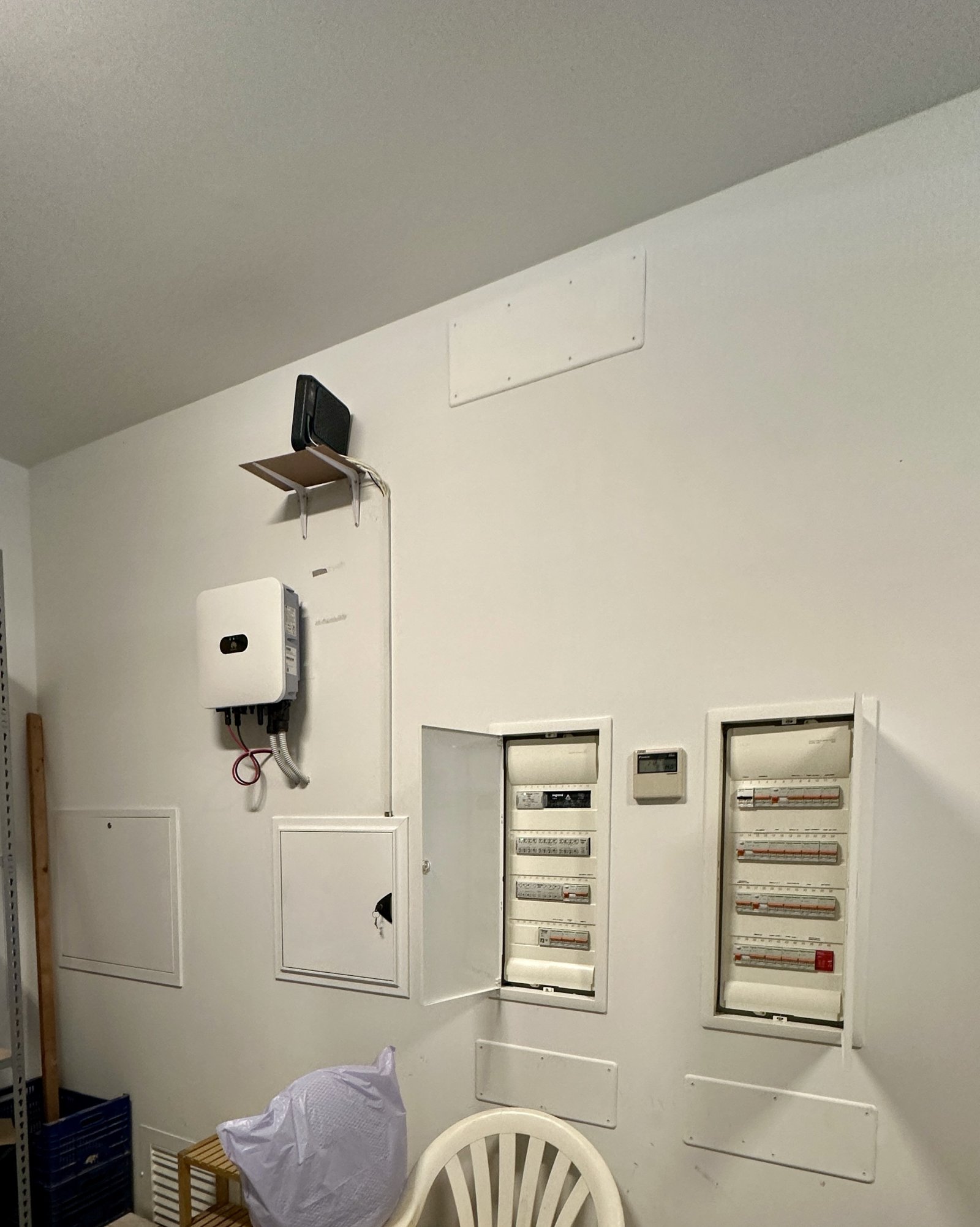 Technisch hochwertig ausgestatteter Technikraum mit moderner Elektroinstallation und Solaranlage Technisch hochwertig ausgestatteter Technikraum mit moderner Elektroinstallation und Solaranlage