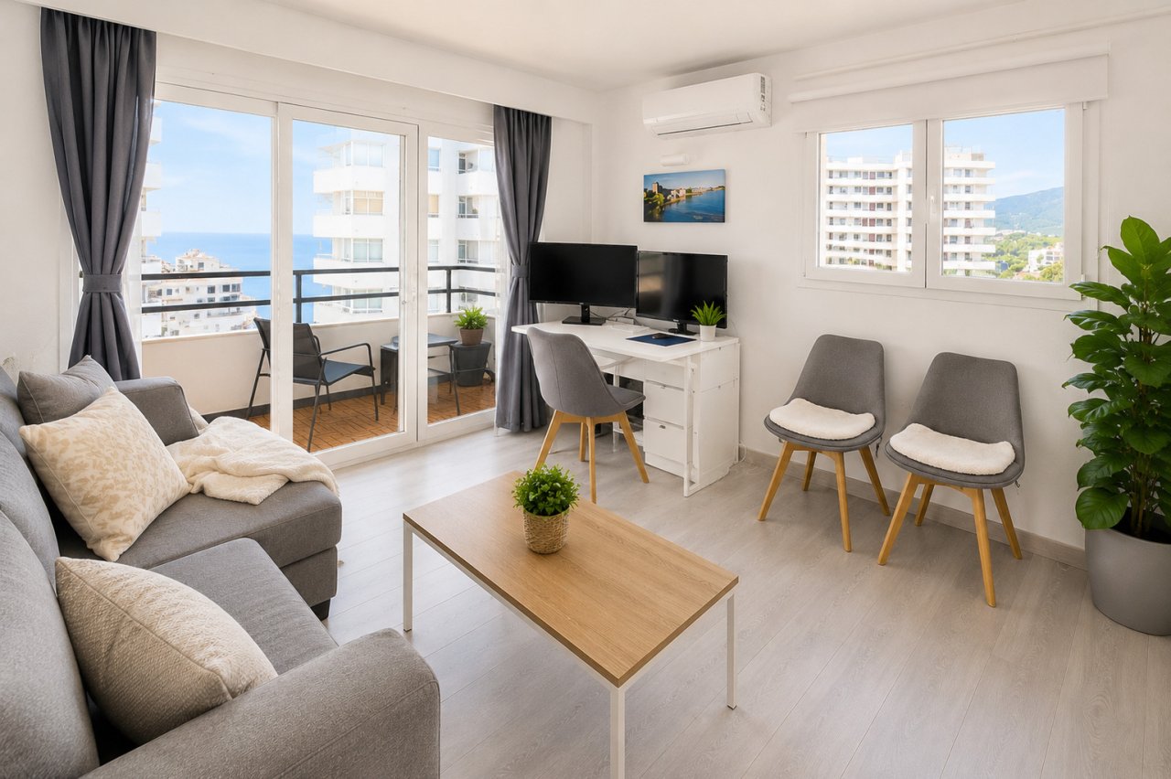 Helles Wohnzimmer mit flexibler Raumnutzung und Meerblick-Zugang Helles Wohnzimmer mit flexibler Raumnutzung und Meerblick-Zugang