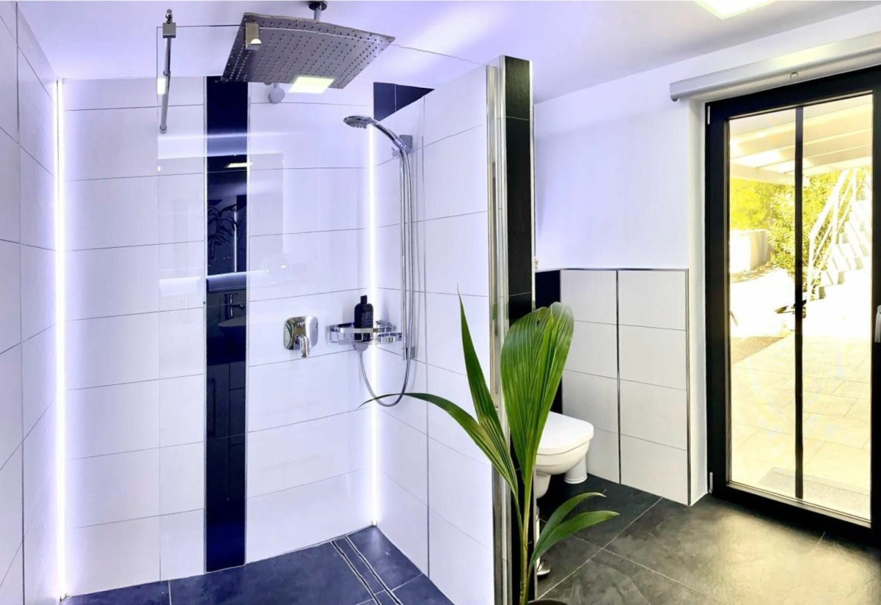 Modernes Badezimmer mit begehbarer Dusche, Regenduschkopf und direktem Terrassenzugang Modernes Badezimmer mit begehbarer Dusche, Regenduschkopf und direktem Terrassenzugang