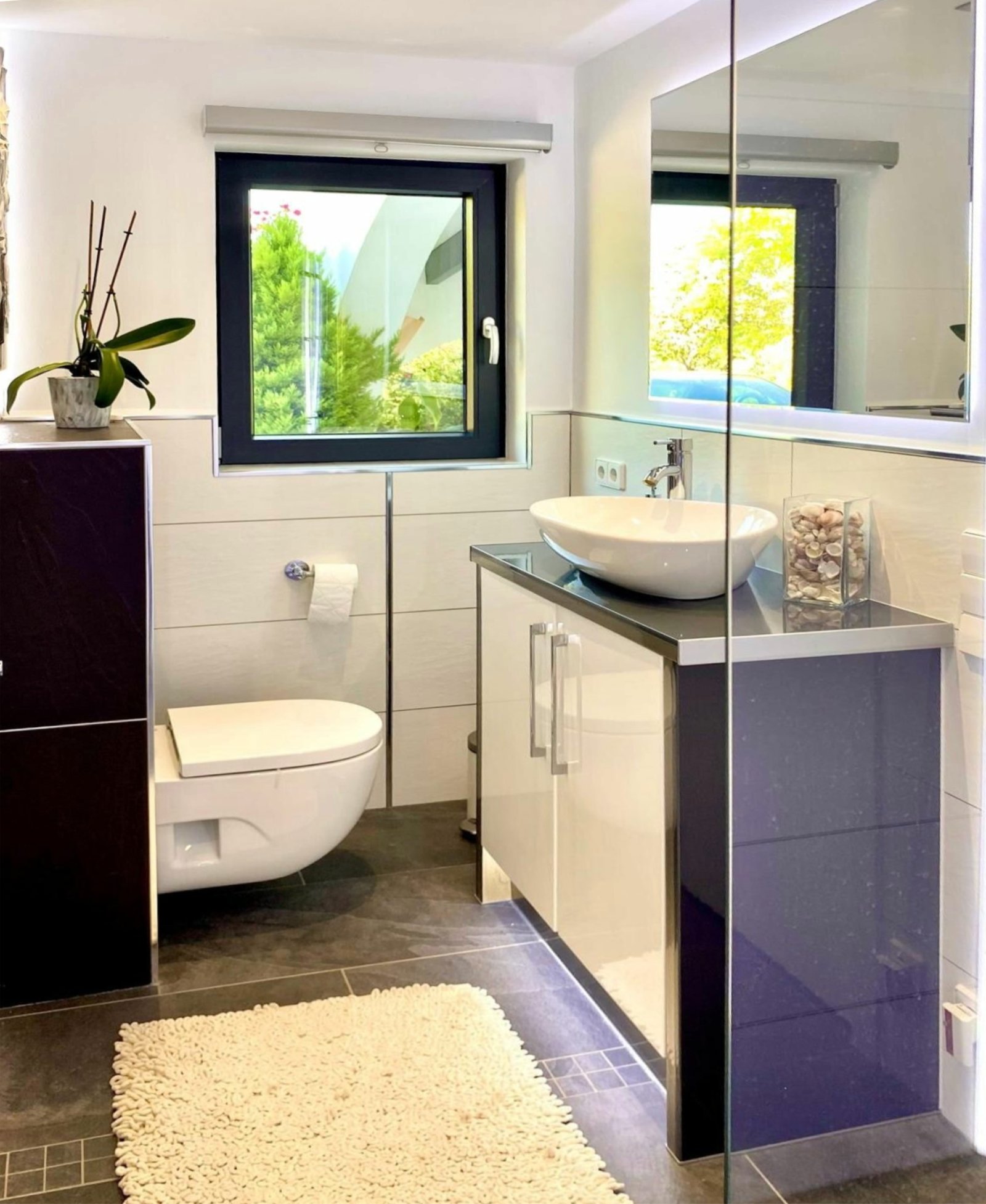 Modernes Badezimmer mit freistehender Wanne, bodenebener Dusche und großzügigem Spiegelbereich Modernes Badezimmer mit freistehender Wanne, bodenebener Dusche und großzügigem Spiegelbereich
