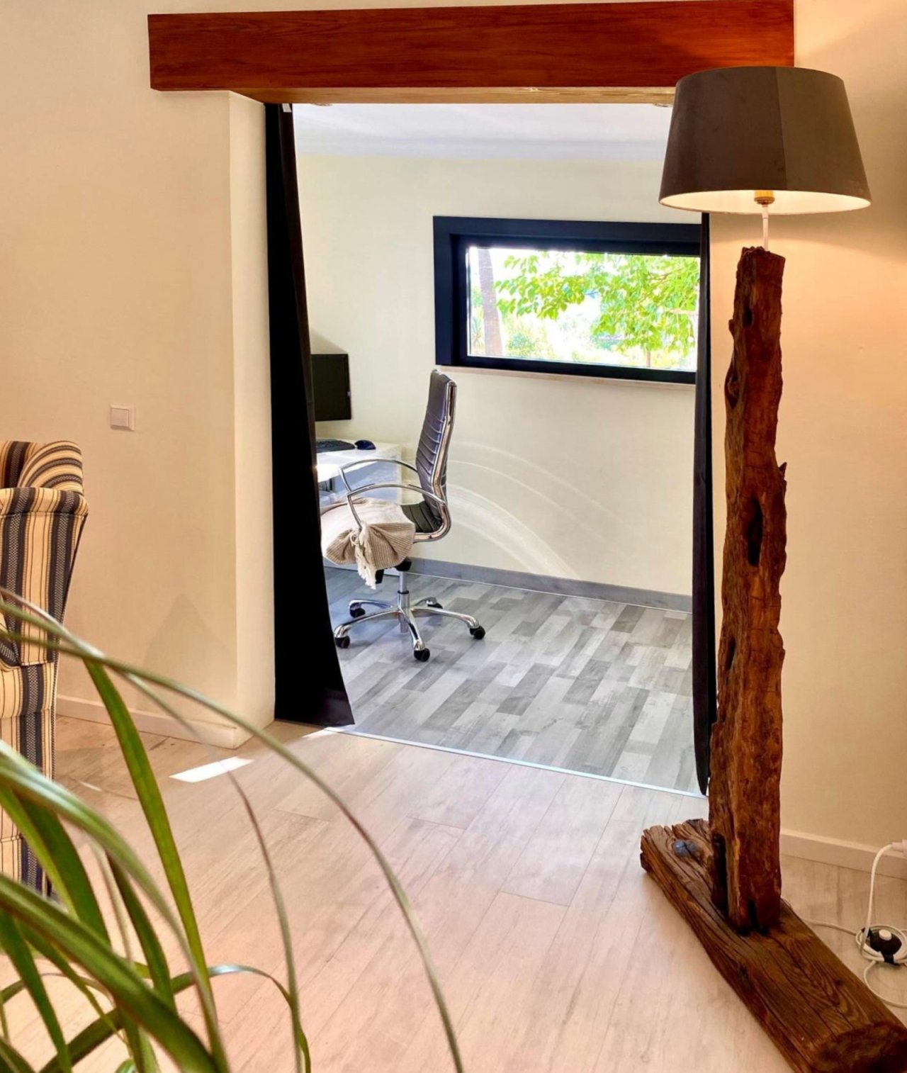 Modernes Arbeitszimmer mit Fensterfront, optimaler Lichtzufuhr und raumhoher Schiebetür Modernes Arbeitszimmer mit Fensterfront, optimaler Lichtzufuhr und raumhoher Schiebetür