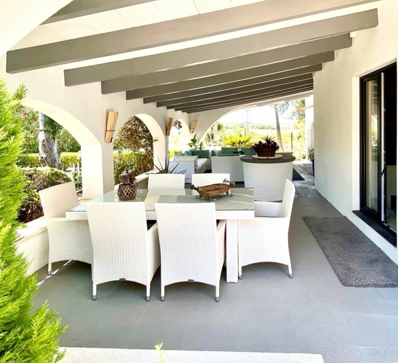 Überdachte Terrasse mit Sichtbetondecke und eleganten Stützpfeilern – idealer Rückzugsort für Außenbereich Überdachte Terrasse mit Sichtbetondecke und eleganten Stützpfeilern – idealer Rückzugsort für Außenbereich