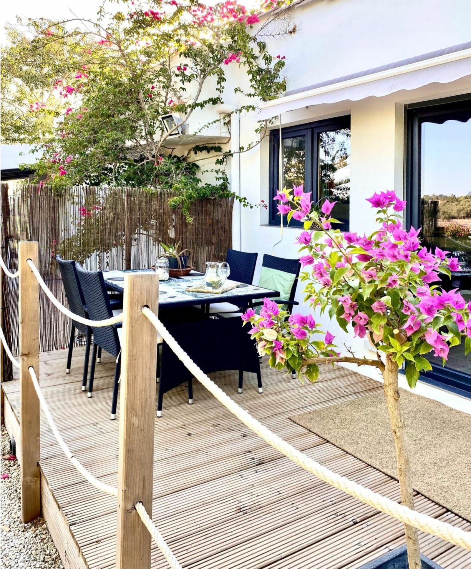 Terrassenbereich mit hochwertiger Holzdecking, Windschutz und direkter Anbindung an Wohnbereich Terrassenbereich mit hochwertiger Holzdecking, Windschutz und direkter Anbindung an Wohnbereich