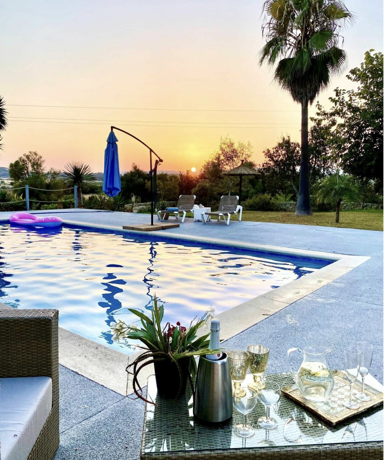 Poolanlage mit weitläufiger Sonnenterrasse und Panoramablick auf die umliegende Landschaft Poolanlage mit weitläufiger Sonnenterrasse und Panoramablick auf die umliegende Landschaft