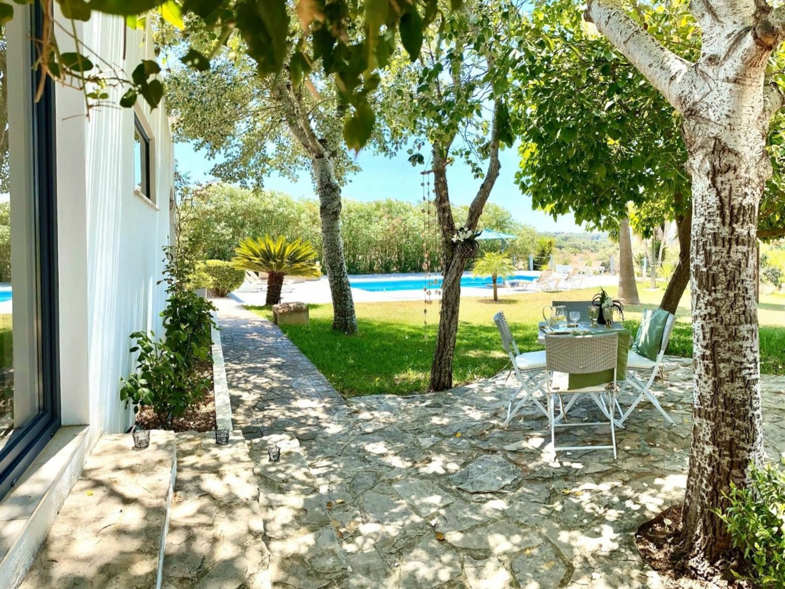 Schattige Naturterrasse mit direktem Poolzugang und Baumbestand Schattige Naturterrasse mit direktem Poolzugang und Baumbestand