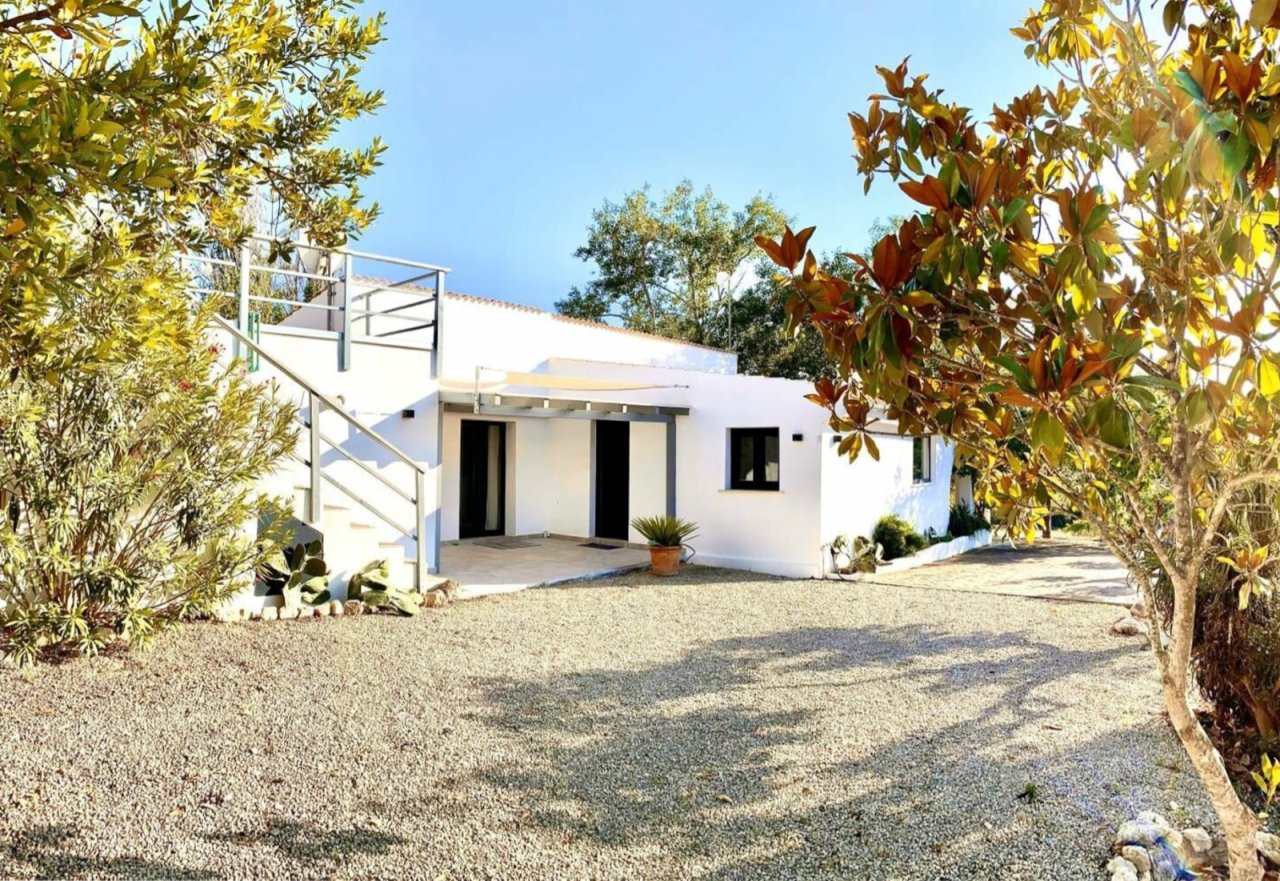 Moderne Außenanlage mit direktem Poolzugang und überdachter Aufenthaltszone Moderne Außenanlage mit direktem Poolzugang und überdachter Aufenthaltszone