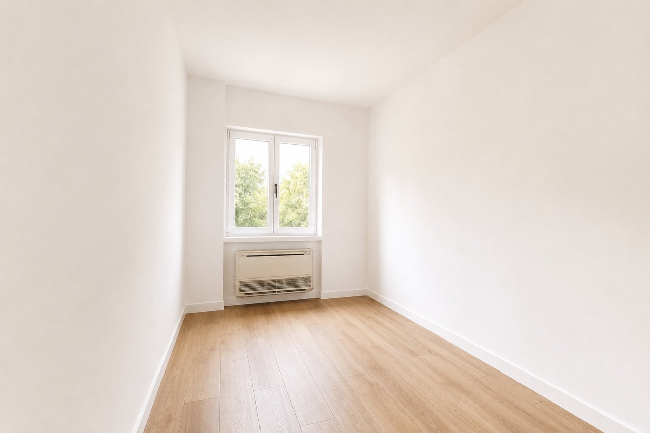 Helles Zimmer mit Fenster und Heizanlage – Natürliche Helligkeit und Wärmkomfort