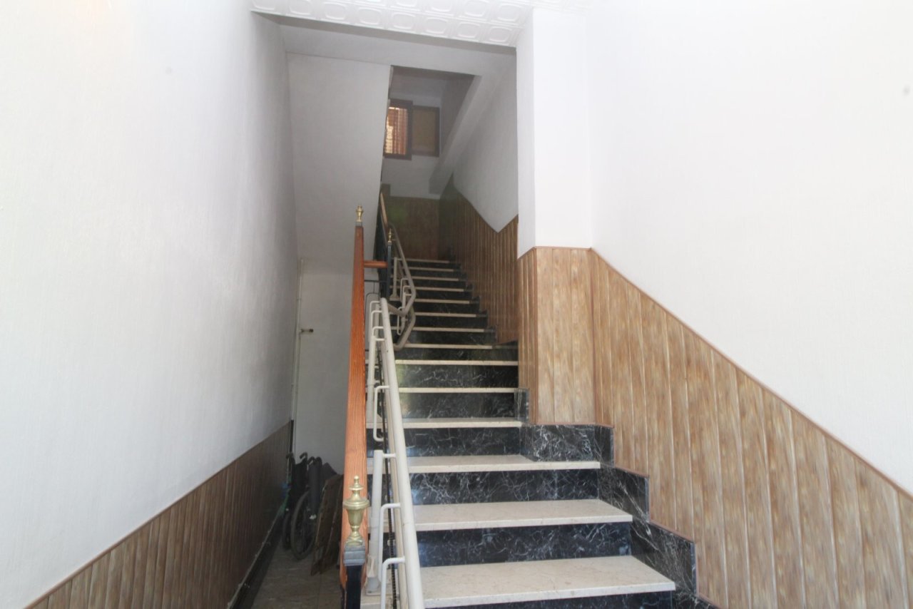 Treppenhaus mit hochwertiger Marmorverkleidung und sicheren Handläufen Treppenhaus mit hochwertiger Marmorverkleidung und sicheren Handläufen