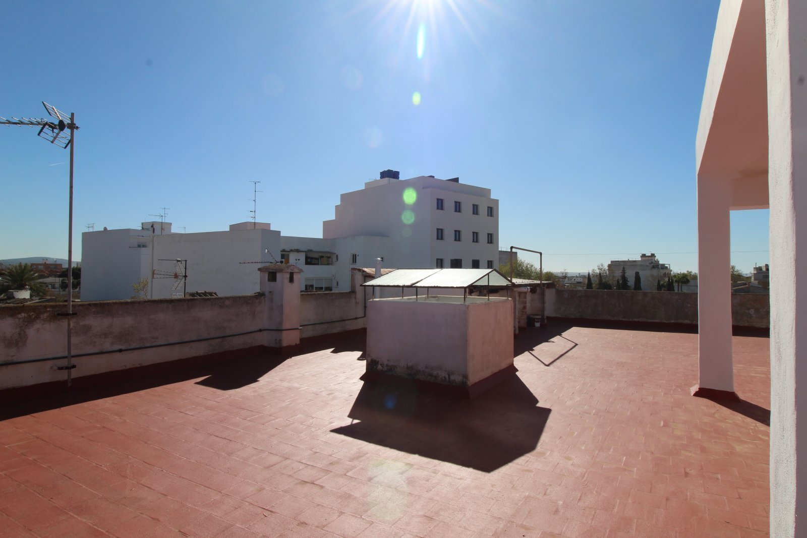 Dachterrasse mit Weitblick und vielseitigen Nutzungsmöglichkeiten Dachterrasse mit Weitblick und vielseitigen Nutzungsmöglichkeiten