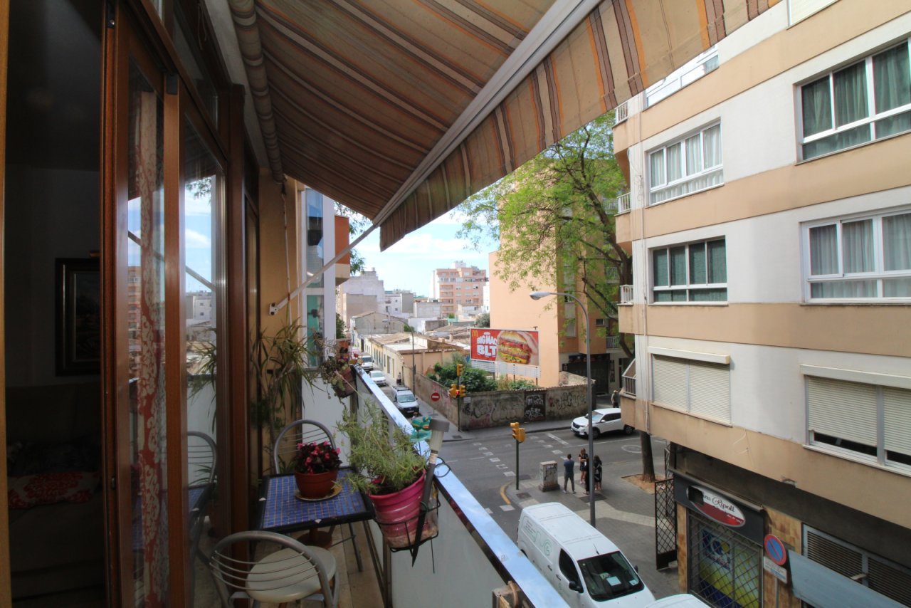 Überdachter Balkon mit direktem Straßenzugang und wetterschützender Markise Überdachter Balkon mit direktem Straßenzugang und wetterschützender Markise