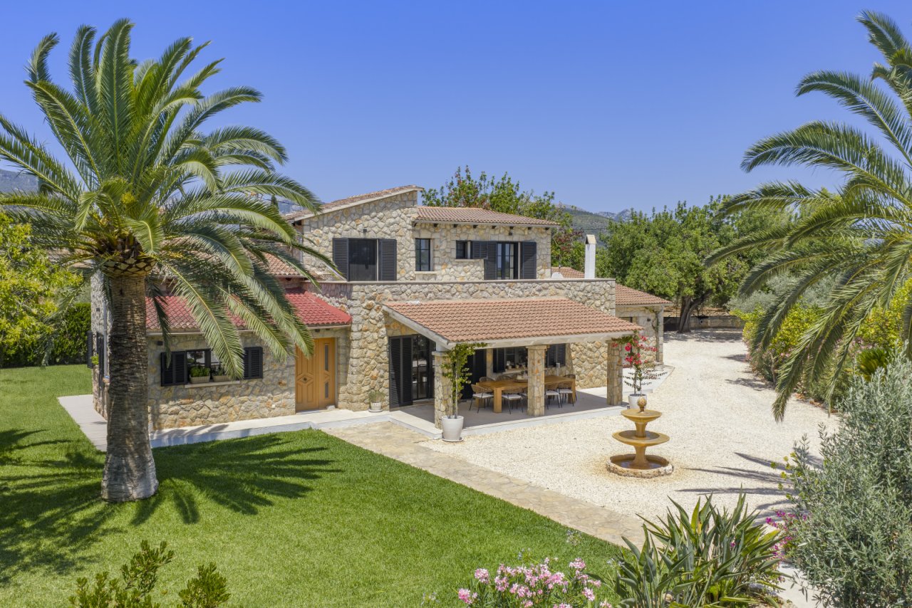 Mediterrane Villa mit großzügiger Terrasse und überdachtem Außenbereich Mediterrane Villa mit großzügiger Terrasse und überdachtem Außenbereich