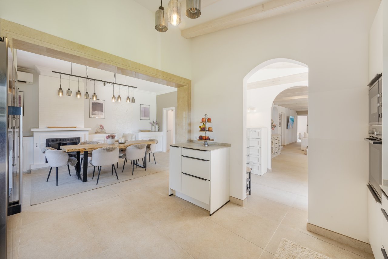 Offene Wohnküche mit eleganter Raumverbindung und durchdachtem Funktionsbereich Offene Wohnküche mit eleganter Raumverbindung und durchdachtem Funktionsbereich