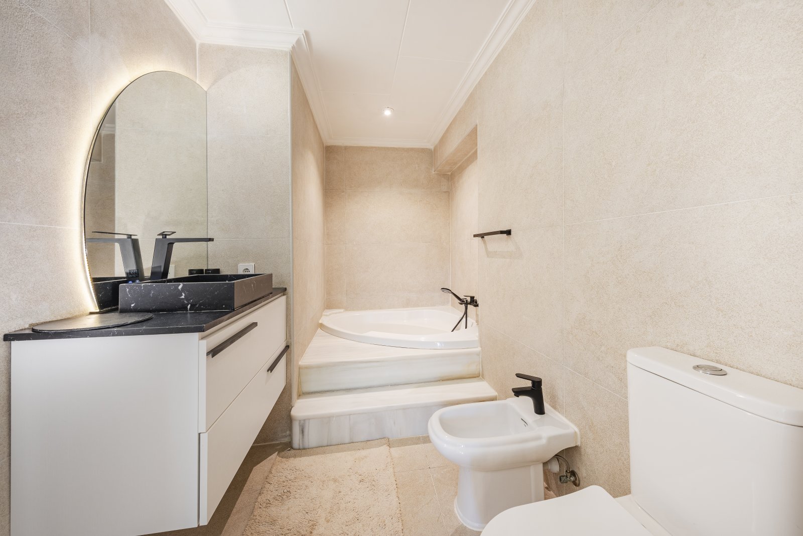Modernes Badezimmer mit separater Badewanne, Doppelwaschtisch und begehbarer Duschzone Modernes Badezimmer mit separater Badewanne, Doppelwaschtisch und begehbarer Duschzone
