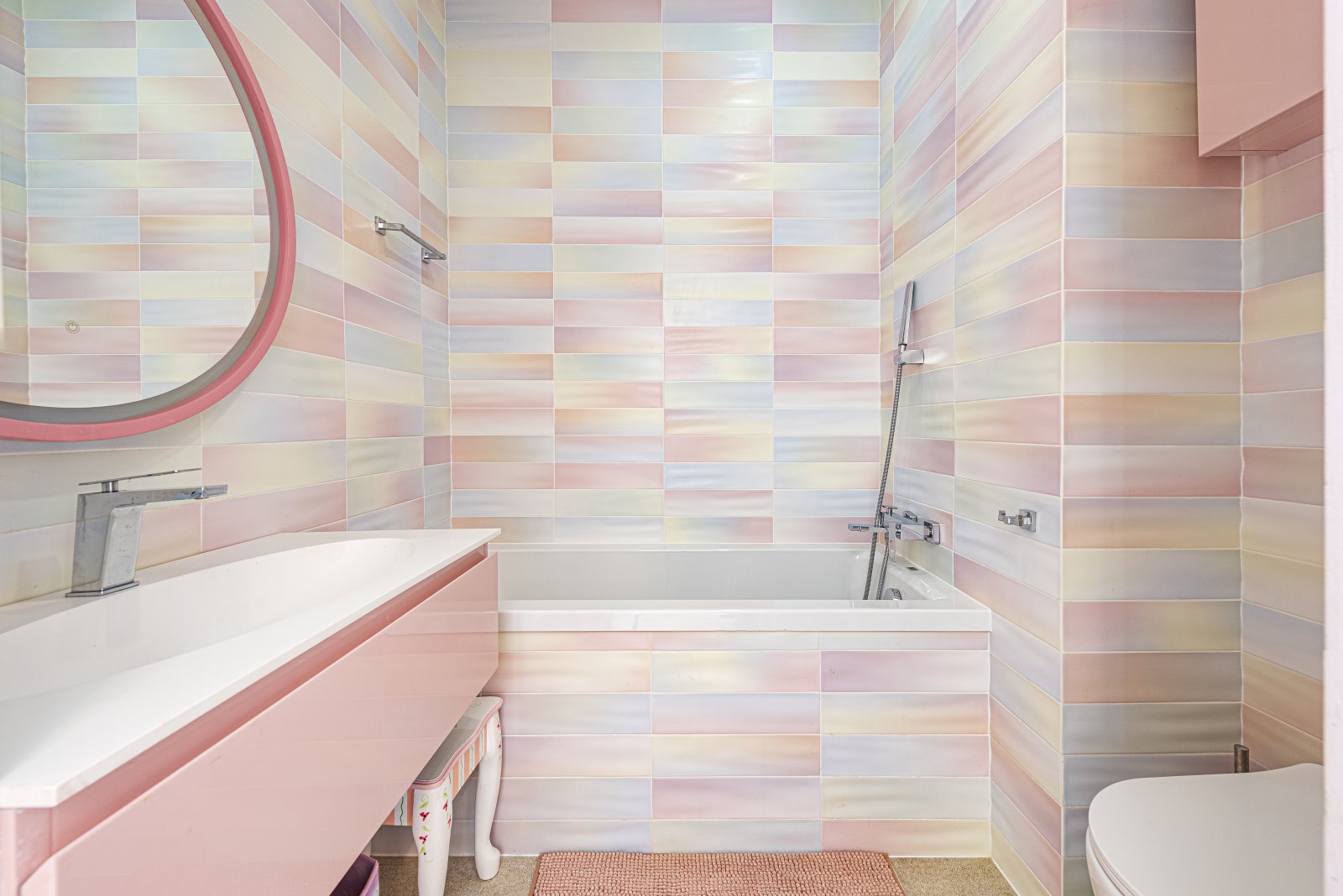 Modernes Badezimmer mit Wanne, Duschbereich und doppelter Waschtischanlage Modernes Badezimmer mit Wanne, Duschbereich und doppelter Waschtischanlage