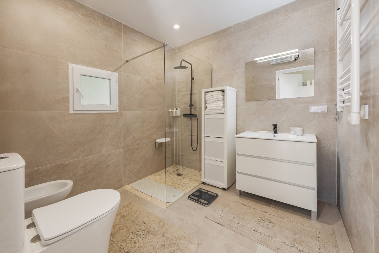 Modernes Badezimmer mit bodengleicher Dusche, Doppelwaschtisch und praktischer Stauraum Modernes Badezimmer mit bodengleicher Dusche, Doppelwaschtisch und praktischer Stauraum