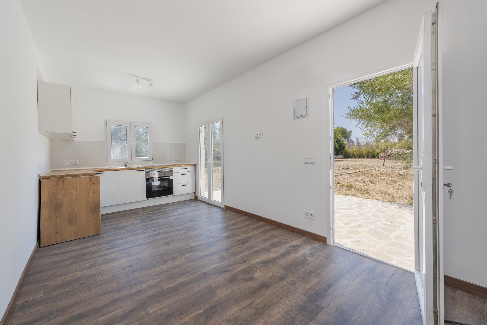 Offene Wohnküche mit direktem Terrassenzugang und optimaler Raumverbindung Offene Wohnküche mit direktem Terrassenzugang und optimaler Raumverbindung